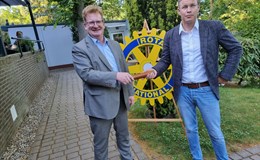 PP V.Gronert (Vertretung) übergibt den Stab an Präs P.Ziem