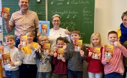  Bücher werden an die 2. Klasse der Arche Schule in Waren überreicht